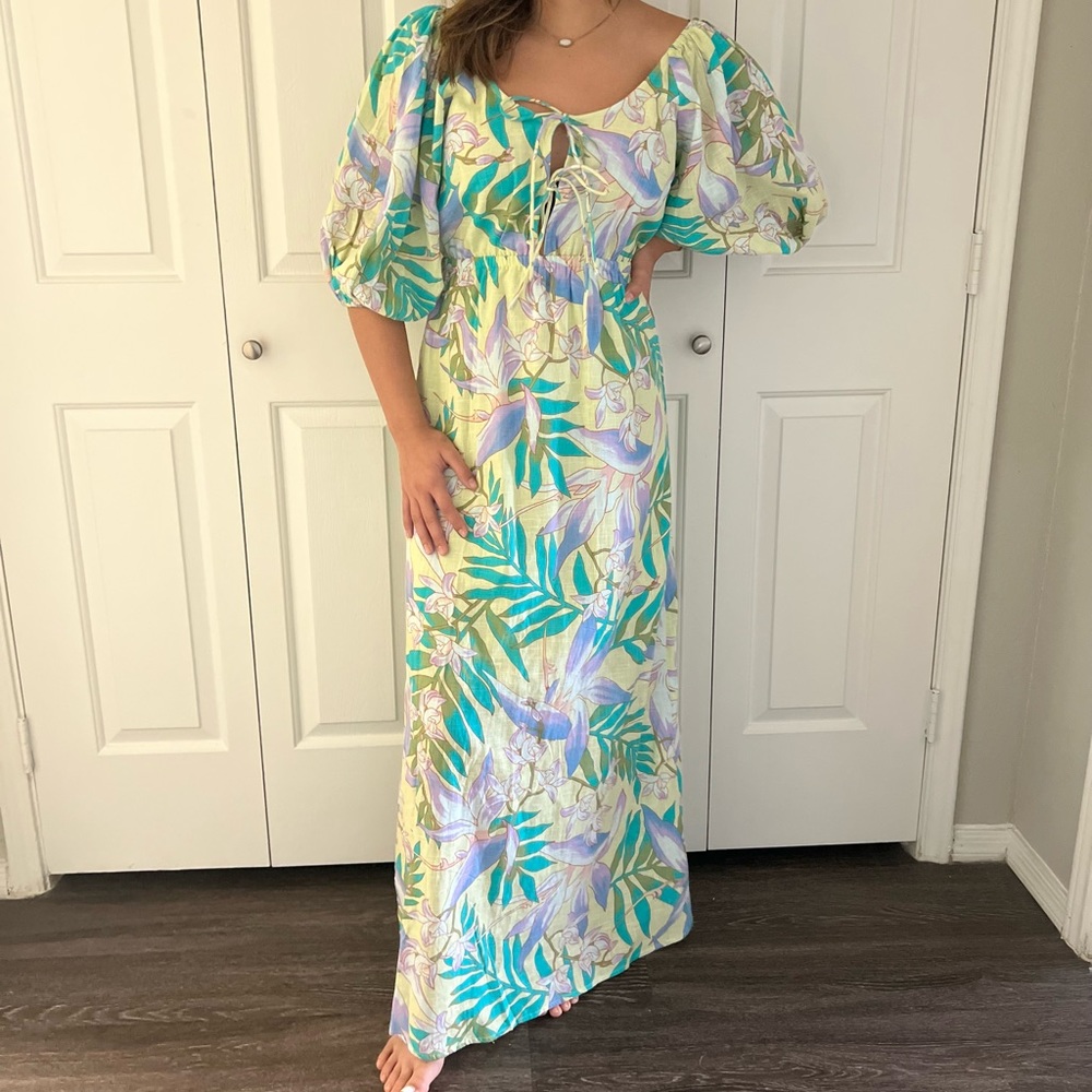 Gorgeous Maxi dress.  Great for a beach day or warm destinations!!